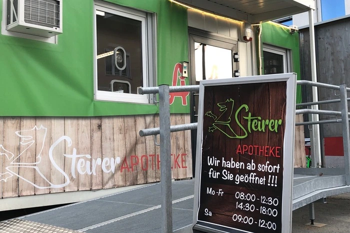 Der Eingang zur Steirerapotheke im Container in Weiz