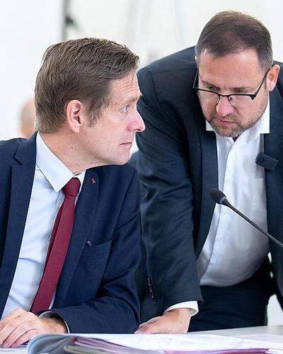 Krainer spricht mit Hafenecker | Fraktionsführer Krainer (SPÖ) und Hafenecker (FPÖ).