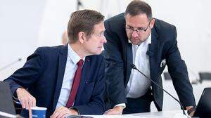 Krainer spricht mit Hafenecker | Fraktionsführer Krainer (SPÖ) und Hafenecker (FPÖ).