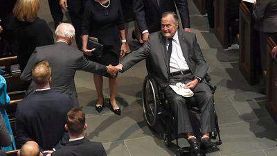  George H.W. Bush beim Begräbnis seiner Frau Barbara im April