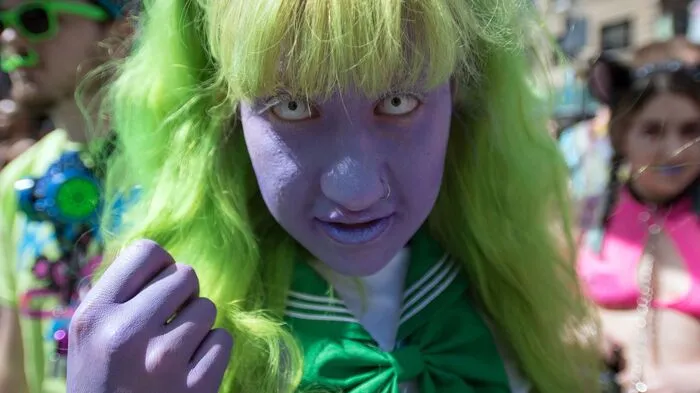Tausende Menschen tanzten in San Francisco im Rahmen der "How Weird Street Faire" zu elektronischer Musik auf den Straßen...