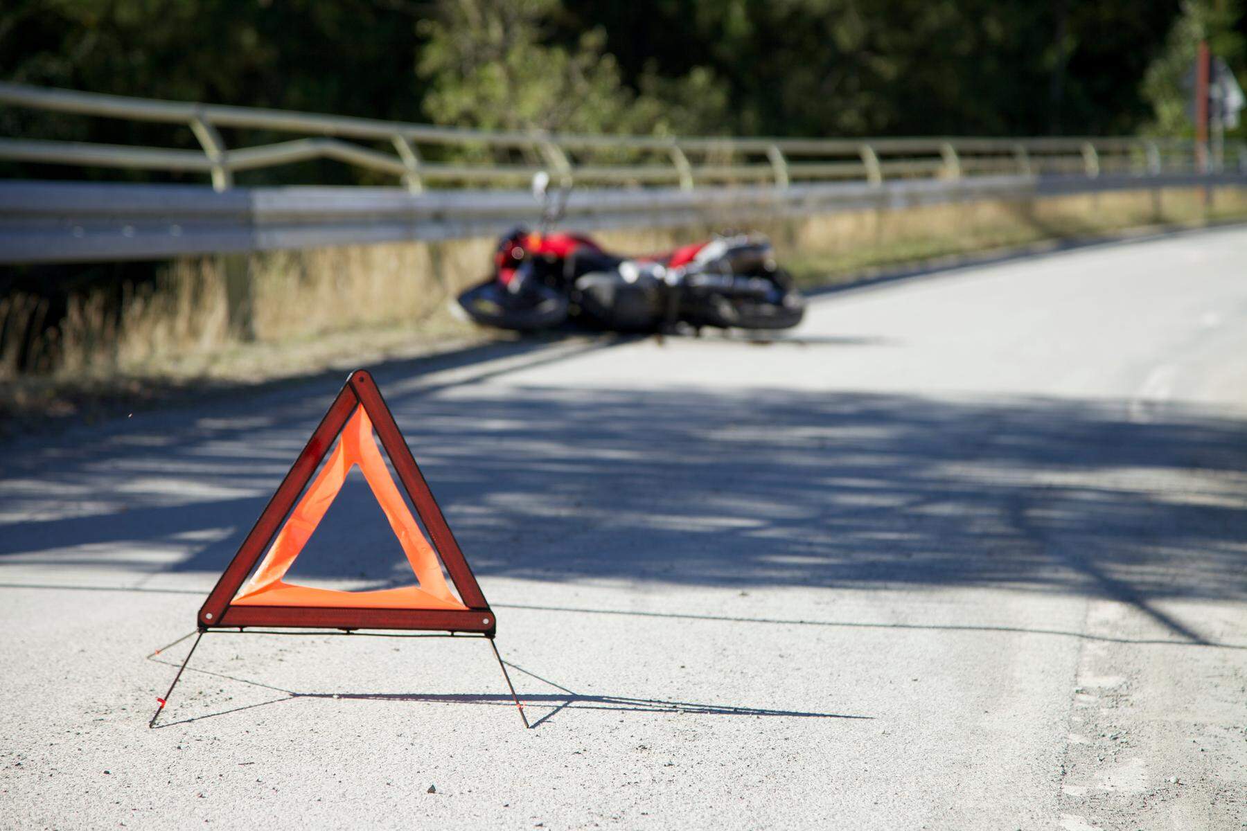 Mit Motocross-Bike: 17-Jähriger bei Wheelie-Versuch schwer verletzt