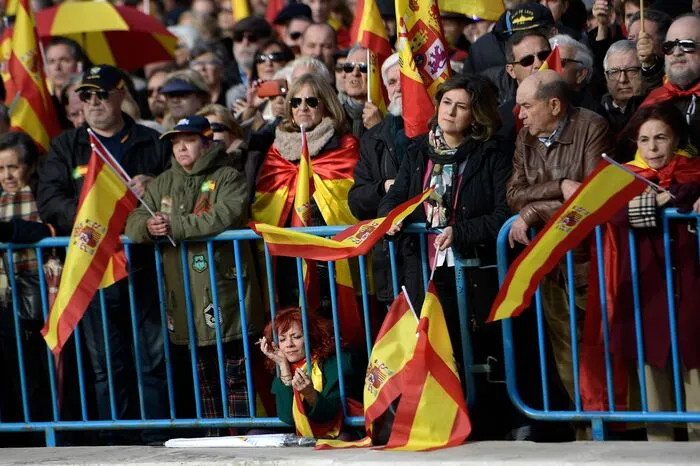 In Madrid gingen die Menschen ebenfalls auf die Straße … hier allerdings für die rechtspopulistische Partei VOX, die zu Protesten gegen die katalanische Unabhängigkeitsbewegung aufgerufen hatte.
