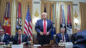 US-Präsident Donald Trump, flankiert von Außenminister Marco Rubio (links) und Verteidigungsminister Pete Hegseth, betont offenbar seine neue Anti-EU-Strategie 