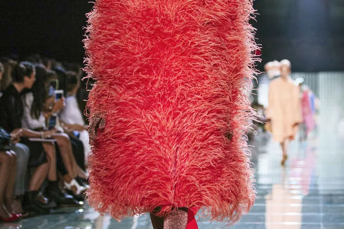 In der Haute Couture zeigt Marc Jacobs in der Frühjahrskollektion 2019 wie sich Korallenrot trägt.
