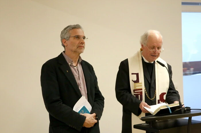 Die Segnung der Räumlichkeiten nahmen Martin Müller und Rudolf Pacher (von links) vor.