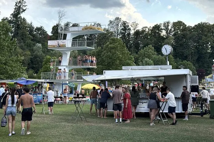 Bei der anschließenden Tombola konnte Stadtwerkechef Franz Friedl mit den beiden Vizebürgermeistern Roland Gogg und Christian Schandor der glücklichen Gewinnerin Martina Ofner aus Krieglach zum 500 Euro-Hauptpreis gratulieren