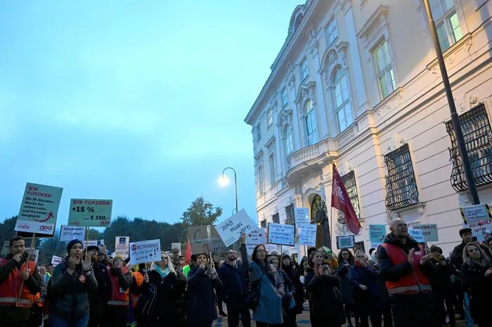 "Keinen Grund zur Aufregung" sieht indes die Arbeitgeberseite. Man habe sich in den meisten Punkten verständigen können und ein Angebot vorgelegt, das über dem Metaller-Kollektivvertrag liege, betonte der Geschäftsführer der Sozialwirtschaft Österreich und Verhandlungsführer Walter Marschitz in einer Aussendung.