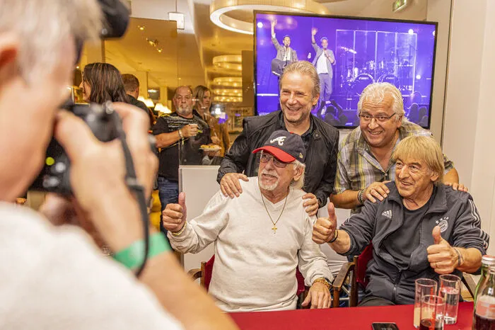 Jahrzehntelange Bühnenerfahrung: Gottfried Würcher und Wilfried Wiederschwinger mit den "Amigos" Karl-Heinz Ulrich (links sitzend) und Bernd Ulrich