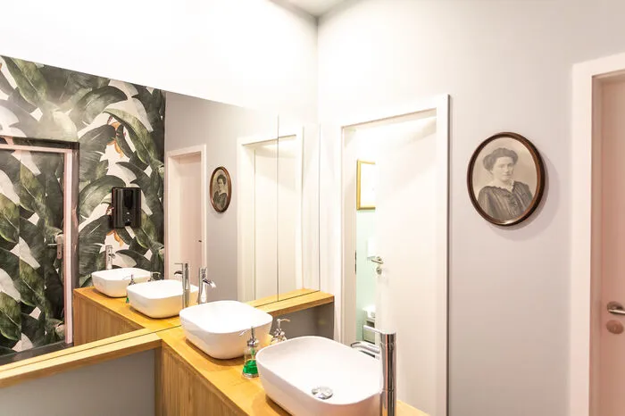 Die Waschbecken im Obergeschoß lassen sich von beiden Seiten begehen.