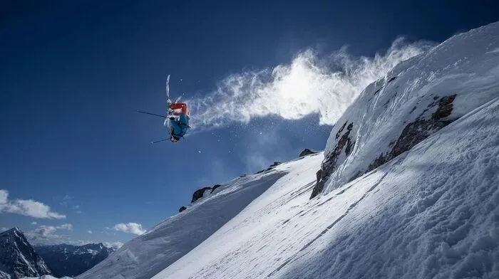 Seitdem Gaisbacher drei Jahre alt ist, spielt das Skifahren eine große Rolle in seinem Leben. Bevor er aber mit dem Freeriden begonnen hat, schlug sein Herz für die Leichtathletik 