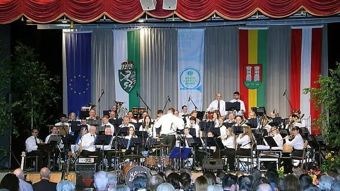 Nachdem im Vorjahr das Austropop-Konzert der Werkskapelle Bauer ein so durchschlagender Erfolg war, präsentierte sich der Klangkörper unter Obmann Franz Sachernegg und Kapellmeister Matthias Bistan am vergangenen Freitag mit „BAUstropop – Falco lebt“ und begeisterte mit seinen Melodien das Publikum.
