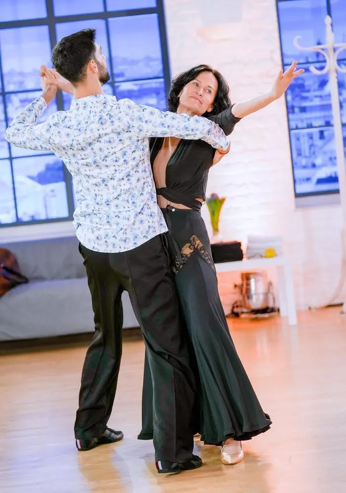 Probenbeginn für die ORF-„Dancing Stars“ - Eva Glawischnig, Aaron Karl, Stefan Koubek, Wolfgang „Fifi“ Pissecker und Anna Strigl im Tanz-Training für Live-Shows ab 14. März in ORF 1 und auf ORF ON - Walzer, Cha Cha Cha, Tango und Quickstep: Es wird wieder trainiert, geschwitzt, gelernt und gelacht, um Jury und Publikum in der neuen 16. Staffel des ORF-Events „Dancing Stars“ ab Freitag, dem 14. März 2025, um 20.15 Uhr in ORF 1 und auf ORF ON zu überzeugen (zur Einstimmung präsentiert Andi Knoll bereits am 7. März „Dancing Stars – Die Promis sind startklar!“). Denn bevor es für die neuen Profis und Promis so richtig ernst wird, muss ein Minimum an 50 Trainingsstunden in den ORF-Tanzstudios am Küniglberg absolviert werden. Im Bild: Dimitar Stefanin, Eva Glawischnig. - Copyright: ORF/Roman Zach-Kiesling - Veröffentlichung honorarfrei nur für redaktionelle Berichterstattung in Sendungszusammenhang und mit Copyrightangabe. Kontakt: foto@orf.at