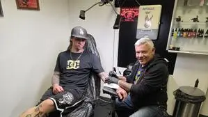 Thomas Tosa (r.) und Pascal Rosmann haben im „Rock and Ink Tattoo“ in Deutschlandsberg eine gute Auftragslage