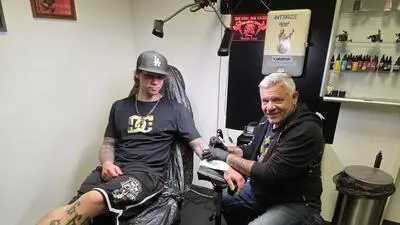 Thomas Tosa (r.) und Pascal Rosmann haben im „Rock and Ink Tattoo“ in Deutschlandsberg eine gute Auftragslage