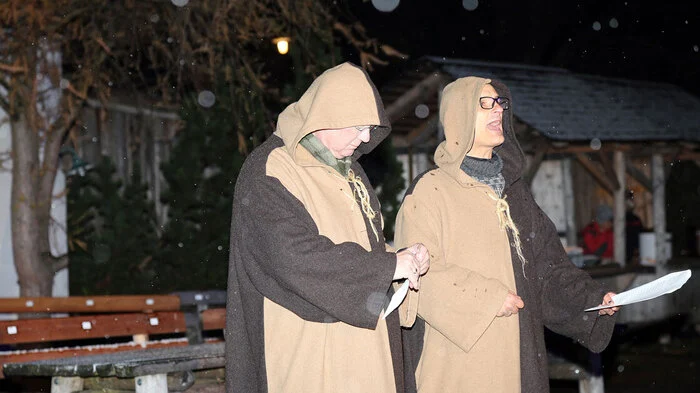 Die Apfelmänner Hans Hofer und Karl Schloffer begrüßten die zahlreichen Gäste, die trotz Schneegestöber zur Präsentation des Abakus 2016 vorm Brandluckner Huabn Theater gekommen sind.