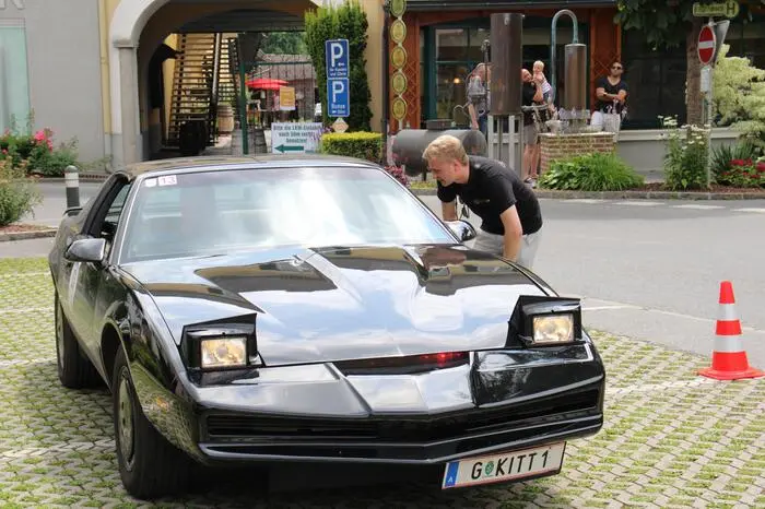 Viele Interessierte suchten sich ein Platzerl am Straßenrand, um die vorbeifahrenden Fahrzeuge aus nächster Nähe zu betrachten.