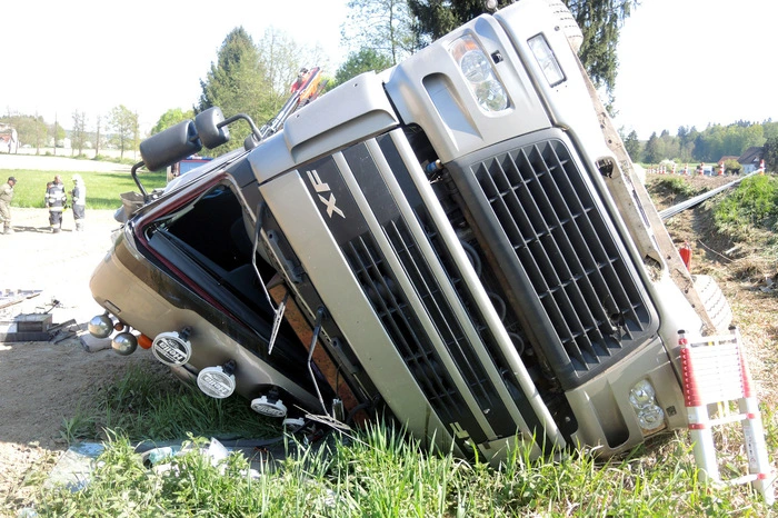 Der Fahrer kam nur mit leichten Verletzungen davon.