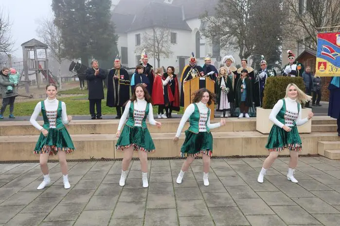 Das Gardeballett lieferte Tanzeinlagen für die Eröffnung