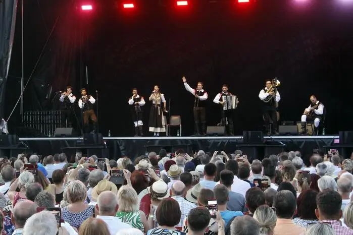 Sašo Avsenik & seine Oberkrainer führen das musikalische Erbe des legendären Slavko Avsenik fort. Modern, authentisch und mit viel Herzblut seit nunmehr 17 Jahren