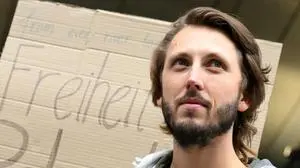 ABD0106_20251007 - WIEN - ÖSTERREICH: Julian Schütter am Dienstag, 7. Oktober 2025, anl. der Ankunft der österreichischen Gaza-Aktivisten der "Global Sumud Flotilla" in Wien. - FOTO: APA/HELMUT FOHRINGER