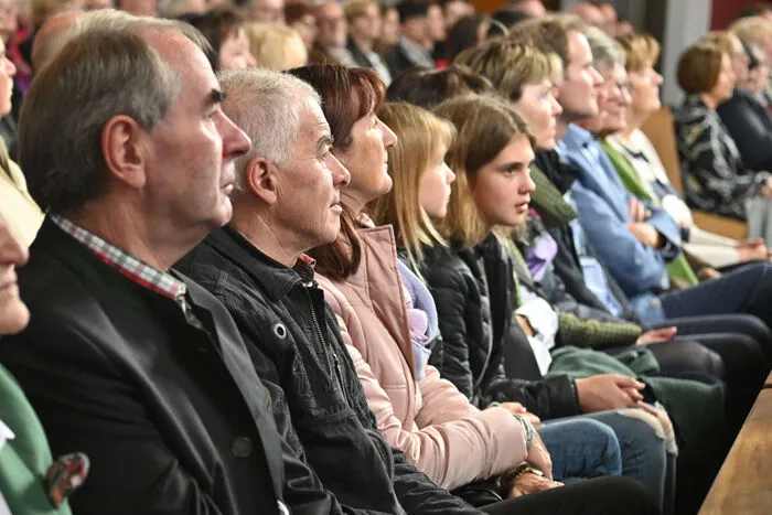 An die 300 Besucher füllten Sonntag abend die Kirche.