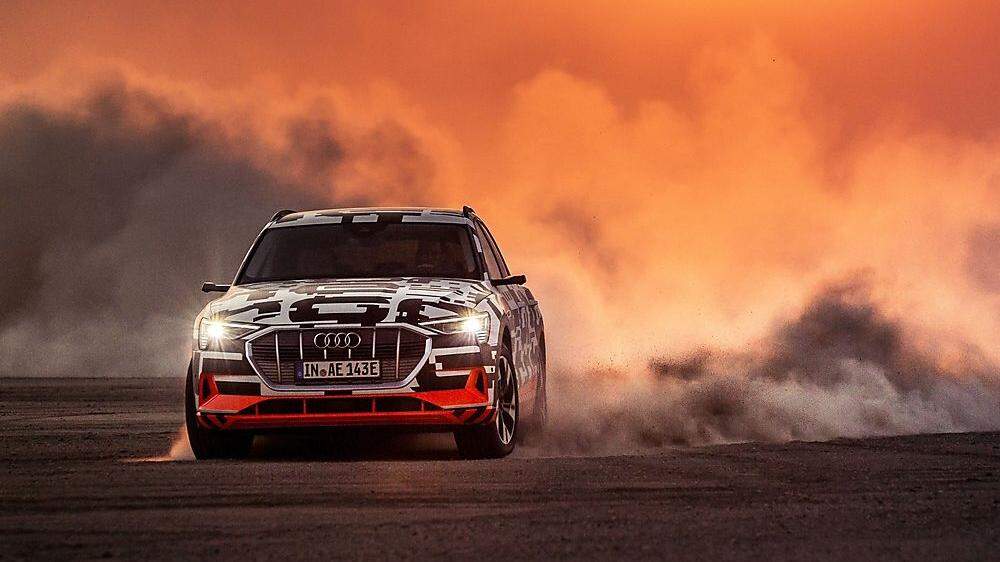 Erste Allradtests in der Salzwüste: Audis e-tron wirbelt mächtig viel Staub auf