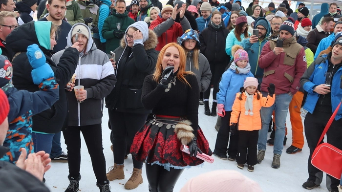 In einer frisch verschneiten Kulisse gab Schlagersängerin Hannah ihr Livekonzert