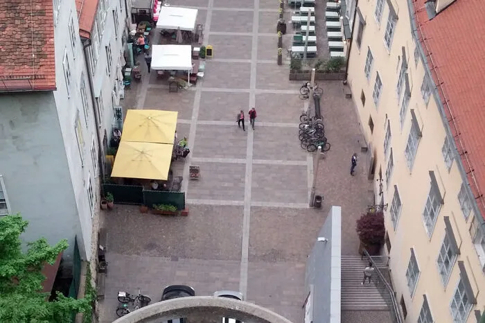 Die geschwungene Dachlinie des zentralen Hauses am Schloßbergplatz sieht man erst dann, wenn man die 260 Stufen des Friedensteigs erklimmt. Ursprünglich wurden die Stufen während des Ersten Weltkrieges - unter Mitwirkung russischer Gefangener - in den Berg gehauen.