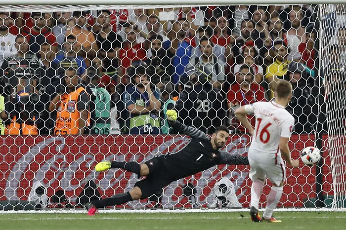 Der entscheidende Moment: Jakub Blaszczykowski scheitert mit seinem Elfmeter - der Weg ist frei für Portugal.