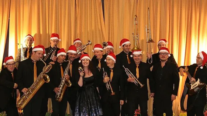 „Oberchefin“ Ulrike Tropper mit Musikern der Big Band Bad Gleichenberg, die am Sonntag, dem 6. Dezember, zum Weihnachtskonzert lädt