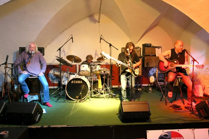 ...die Band „Bluespumpm“ für ein Gastspiel zu verpflichten. 