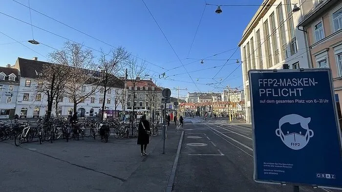 Seit 15. Jänner gilt die FFP2-Maskenpflicht teilweise auch im Freien, etwa am gesamten Jakominiplatz von 6 bis 20 Uhr