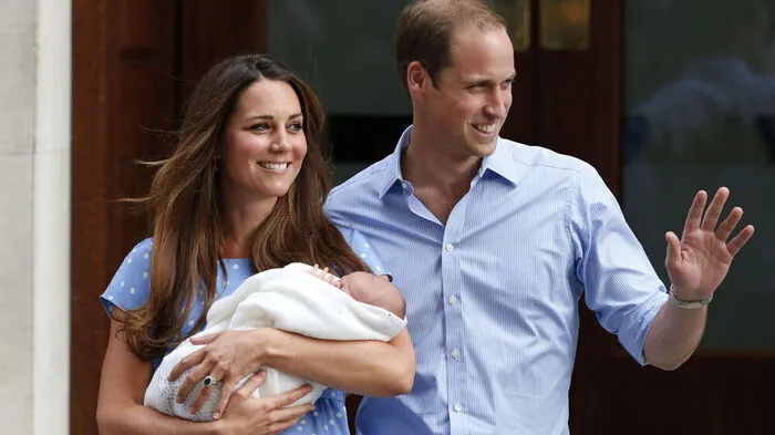 Einen Tag nach der Geburt stellten Herzogin Kate und Prinz William den kleinen George stolz der Öffentlichkeit vor.