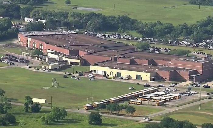 aut einem Augenzeugenbericht war ein bewaffneter Angreifer in die Santa Fe High School in einem Vorort von Houston marschiert 