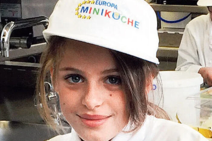 Name: Lea Andritsch (10)Schule: VS 6, Auen/VillachDas esse ich am liebsten: Kärntner KasnudelnMeine Lieblingszutat ist: vieles; ich gehe gerne mit meinen Eltern auf den Villacher Wochenmarkt und kaufe frisches Obst und Gemüse einDiesen Geschmack finde ich super: alles, was gut schmeckt und in unserem Schrebergarten wächstWas ich gerne koche: Nudeln Mit diesem Gericht werde ich einmal meine Eltern überraschen: mit einer Pizza und Palatschinken