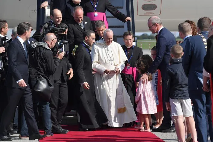 Der Papst wurde bei seiner Ankunft u.a. vom irischen Außenminister Simon Coveney und dessen Familie begrüßt.