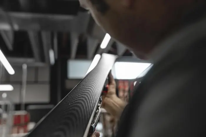 Gegen das Licht betrachtet, ist die feine Struktur zu sehen