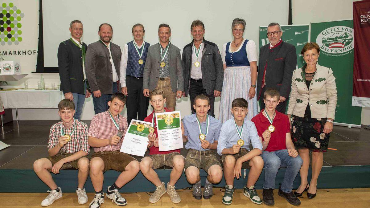 Die strahlenden Schüler der Fachschule Kirchberg am Walde erreichten mit ihrem Kletzenbrot eine Goldene. Im Bild mit ihren Gratulanten: Vizepräsidentin Maria Pein (rechts) und Kammerobmann Herbert Lebitsch (2. von links)