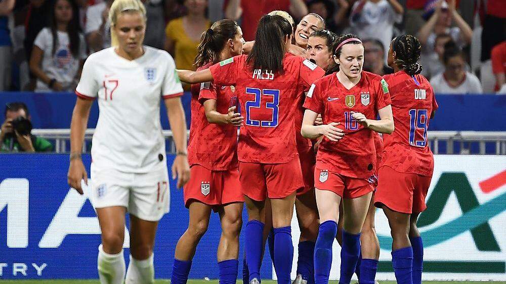 Die US-Girls freuen sich über den Finaleinzug, die Engländerinnen sind bitter enttäuscht