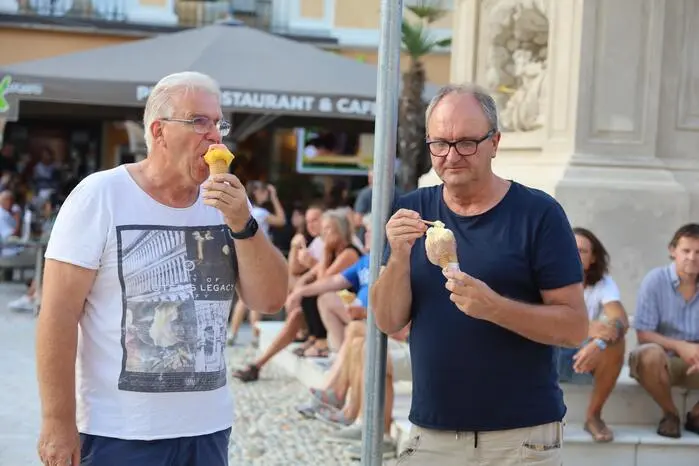 Vor und in den verschiedenen Geschäftslokalen wurden den Gästen köstliche Speisen und Getränke angeboten.