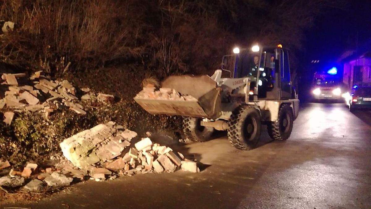 Mit dem Bagger mussten die Mauerteile abtransportiert werden