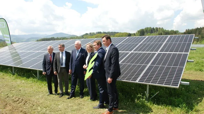 Klicken Sie sich durch die Bildergalerie des Baustarts des größten Fotovoltaikparks des Landes
