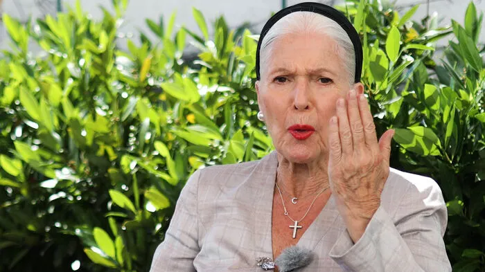 "Wie waren wir doch froh und glücklich, als Sie Kanzler geworden sind." - Schaupiel-Doyenne Christiane Hörbiger huldigt ÖVP-Chef Sebastian Kurz im Majestätsplural ... "Wir waren entsetzt, wie die Frau Rendi-Wagner den Misstrauensantrag gestellt hat, vollkommen verblödet." - ... und rümpft vor plebejischen Sozis die Nase.