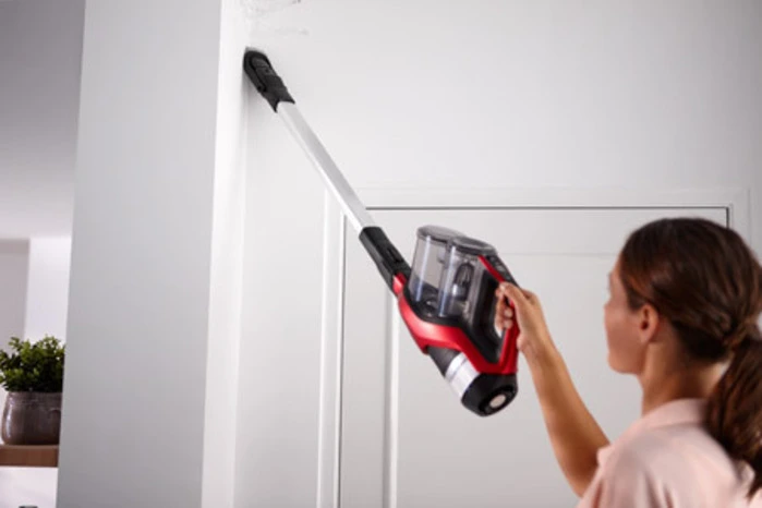 Die Fugenbürste ist in das Saugrohr integriert und kann ganz einfach umgeklappt werden. Die Bürste ist somit immer griffbereit und erreicht Orte, an die Sie sonst nur schwer rankommen. Jetzt mehr über Philips SpeedPro Max erfahren »