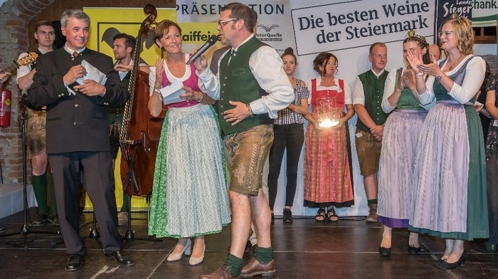 Es ist die größte Weinverkostung und Weinbewertung des Bundeslandes: Jedes Jahr prämiert die Weinbauabteilung der Landwirtschaftskammer die besten Weine der Steiermark. (Im Foto: LK-Vizepräsidentin Maria Pein, Moderator Gregor Waltl)
