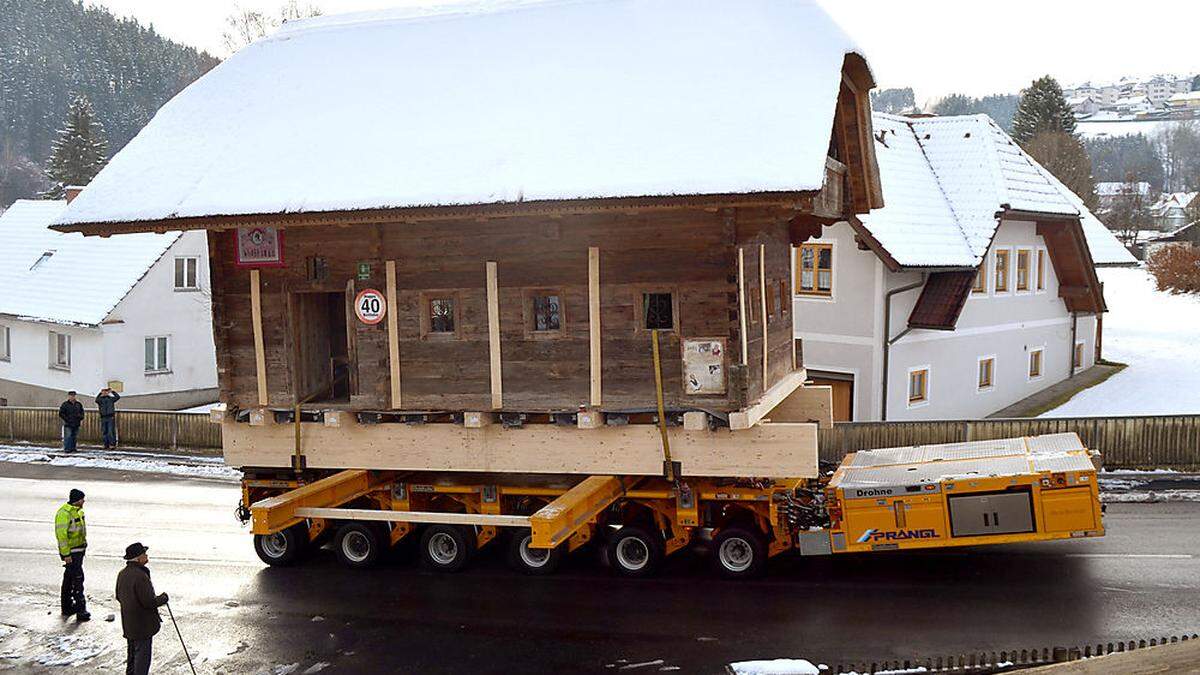 Das Edlseer-Hoamathaus, unterwegs auf einem Spezialtransporter