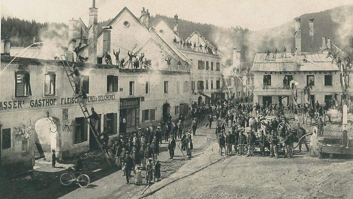 Die Häuser am Marktplatz nach dem großen Brand im Jahr 1904 in Hermagor 