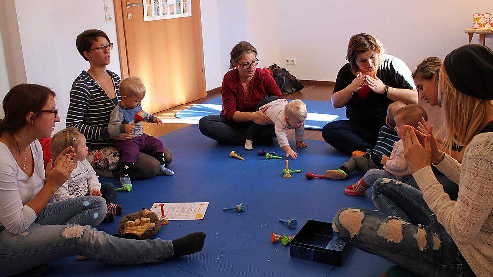 Entspannte Mütter, Babys und viel Spaß gibt es bei den Kursen für Babyzeichensprache