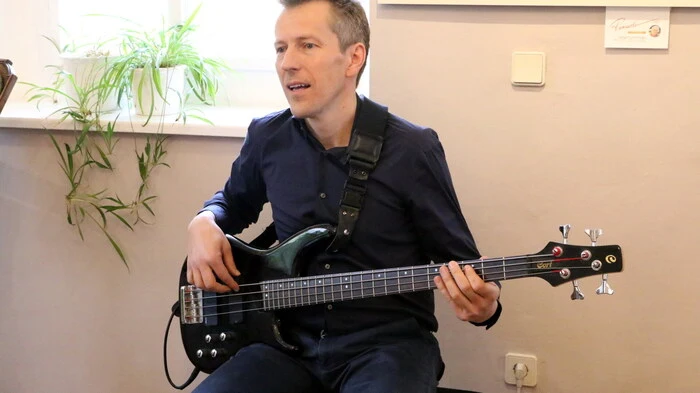 Zum Konzert lud am Sonntag Musikpädagoge Franz Steiner (Foto) mit seiner „Funky-Family-Band“ auf Schloss Albeck. 